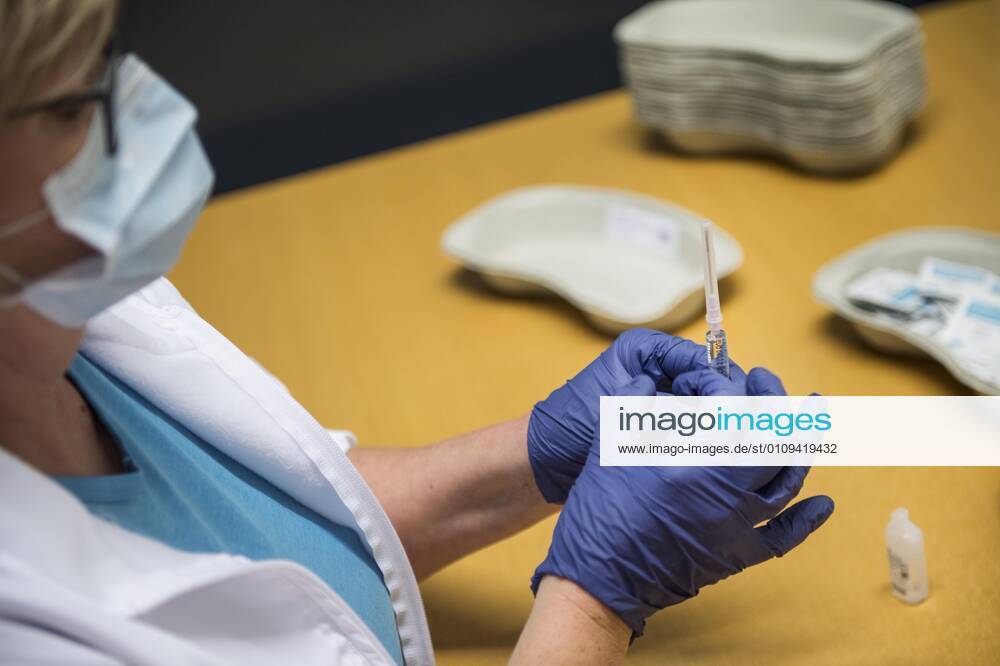 Vaccinationscentret paa Athenevaenget i Odense aabner. Her kan alle borgere komme og blive vaccineret i loebet af 2021. I foerste omgang er det personer med en alder fra 65 aar og opefter, der modtager baade personlig pleje og praktisk hjaelp. Vaccinationscentret aabner mandag den 4. januar 2021. , Odense Denmark