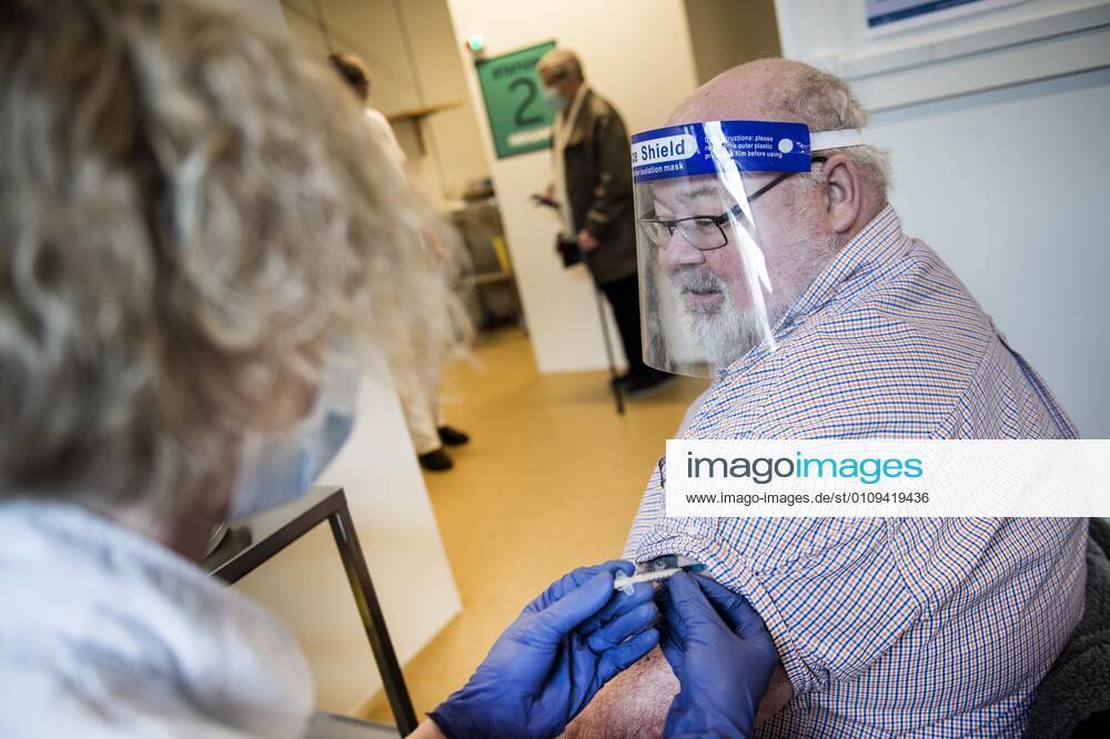 Vaccinationscentret paa Athenevaenget i Odense aabner. Her kan alle borgere komme og blive vaccineret i loebet af 2021. I foerste omgang er det personer med en alder fra 65 aar og opefter, der modtager baade personlig pleje og praktisk hjaelp. Vaccinationscentret aabner mandag den 4. januar 2021 Peter Augustinus (66 aar) sidder klar til stikket. , Odense Denmark