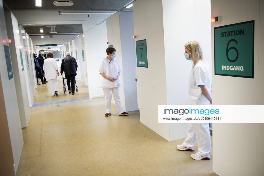 Vaccinationscentret paa Athenevaenget i Odense aabner. Her kan alle borgere komme og blive vaccineret i loebet af 2021. I foerste omgang er det personer med en alder fra 65 aar og opefter, der modtager baade personlig pleje og praktisk hjaelp. Vaccinationscentret aabner mandag den 4. januar 2021. , Odense Denmark