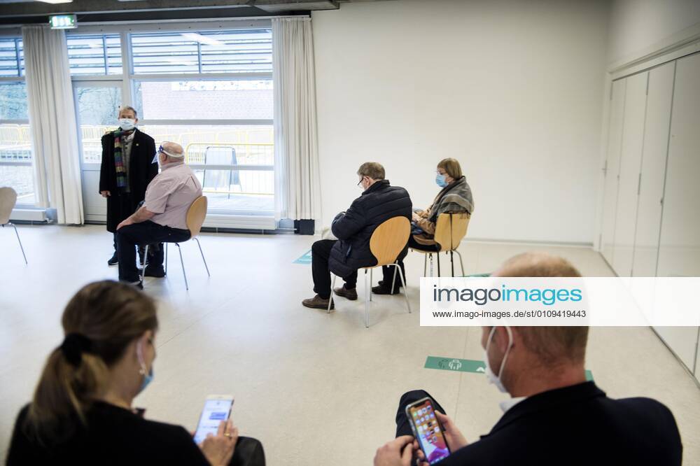 Vaccinationscentret paa Athenevaenget i Odense aabner. Her kan alle borgere komme og blive vaccineret i loebet af 2021. I foerste omgang er det personer med en alder fra 65 aar og opefter, der modtager baade personlig pleje og praktisk hjaelp. Vaccinationscentret aabner mandag den 4. januar 2021. , Odense Denmark