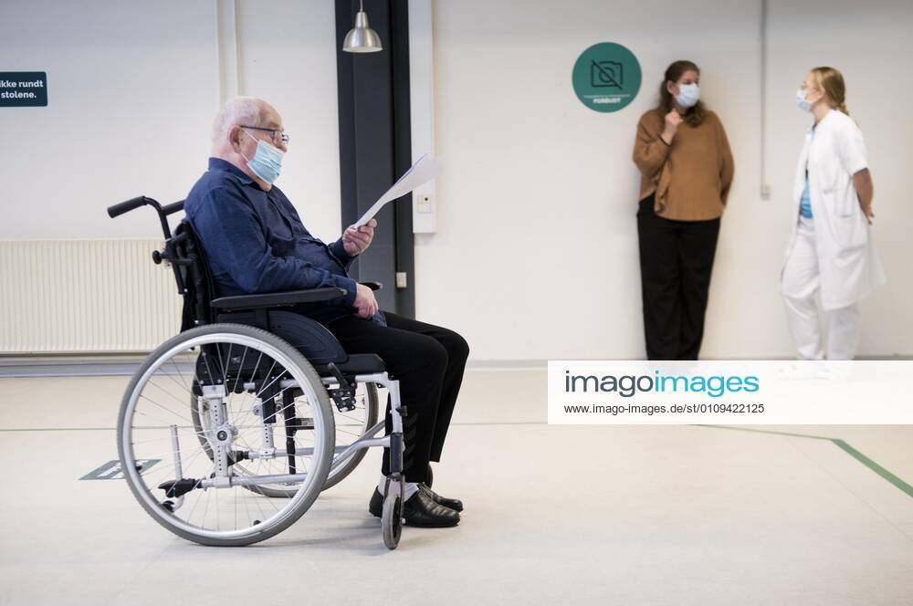 Vaccinationscentret paa Athenevaenget i Odense aabner. Her kan alle borgere komme og blive vaccineret i loebet af 2021. I foerste omgang er det personer med en alder fra 65 aar og opefter, der modtager baade personlig pleje og praktisk hjaelp. Vaccinationscentret aabner mandag den 4. januar 2021. , Odense Denmark