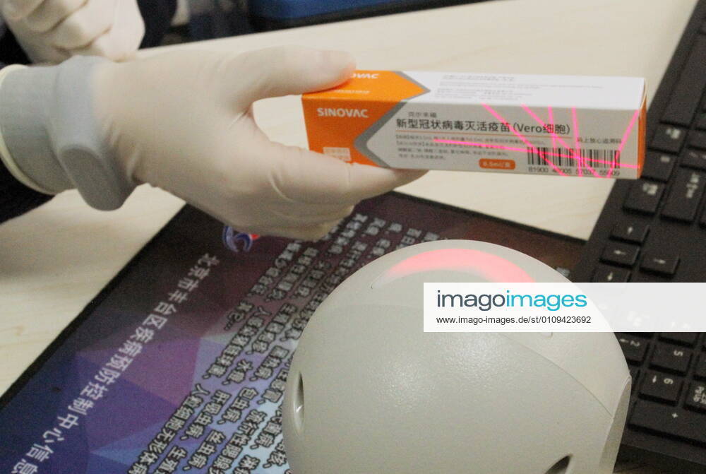 (210104) -- BEIJING, Jan. 4, 2021 -- A medical worker scans a dose of COVID-19 vaccine and prepares for inoculation in Beijing, capital of China, Jan. 3, 2021. ) Xinhua Headlines: China vaccinating key groups against COVID-19 LixXin