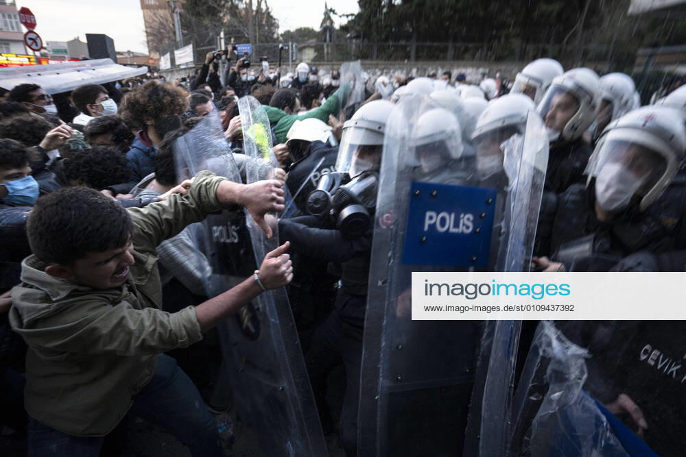 Istanbul, TUR: Turkish riot police clash with the Bogazici University students as the students protest a new appointed rector who known for its closeness to the Turkish government and the ruling party. Istanbul TUR - ZUMAz112 20210104_zip_z112_006