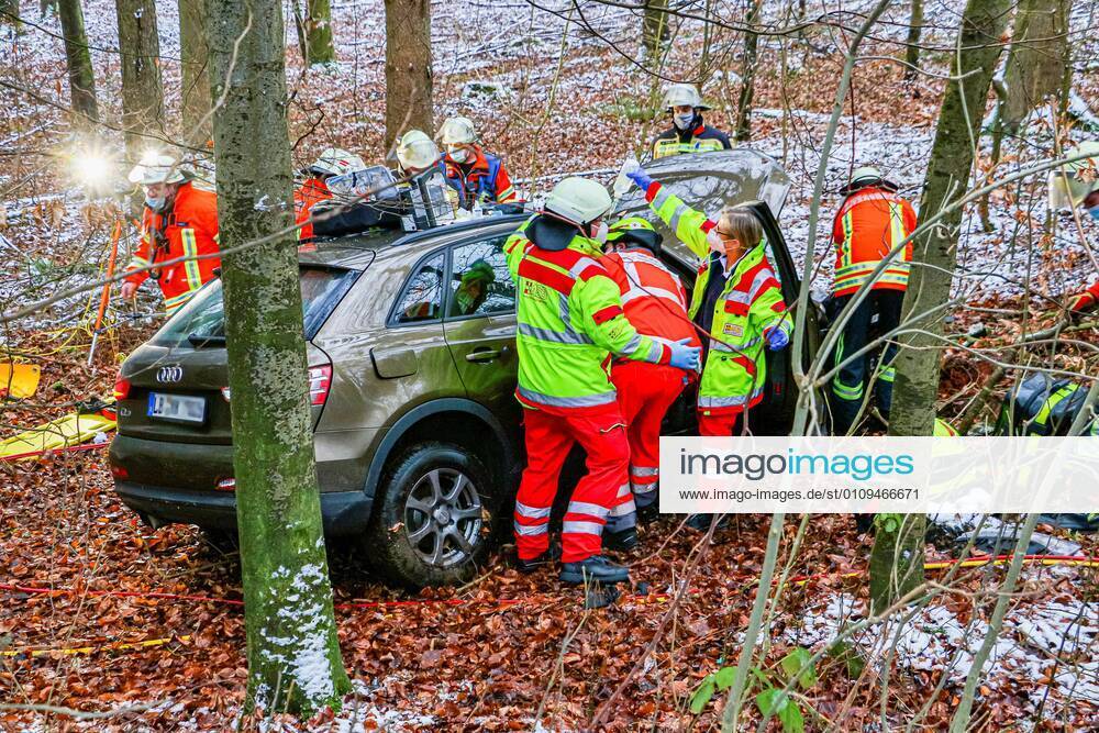 Tödlicher Unfall nach Kollision mit einem Baum auf der K1653 05.01.2021: In lebensbedrohlichem Zustand wurde am Dienstag eine 73-jährige Autofahrerin nach einem Verkehrsunfall auf der Kreisstraße 1653 zwischen Rutesheim und Heimerdingen vom Rettungsdienst in ein Krankenhaus gebracht, wo sie kurz darauf ihren schweren Verletzungen erlag. Sie war den polizeilichen Ermittlungen zufolge gegen 10:40 Uhr mit ihrem Audi in Richtung Heimerdingen unterwegs, in dem dortigen Waldstück aus noch ungeklärter Ursache nach rechts von der Fahrbahn abgekommen und gegen mehrere Bäume geprallt. Die 73-Jährige war in ihrem total beschädigten Wagen eingeklemmt und wurde von der Feuerwehr befreit. 26 Einsatzkräfte aus Ditzingen und Heimerdingen waren am Unfallort