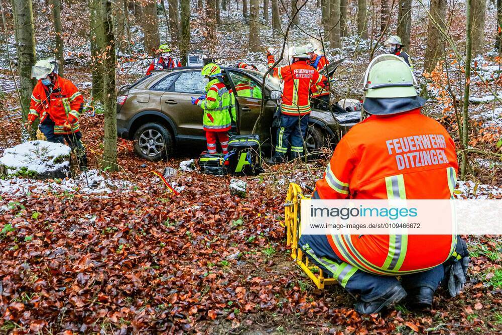 Tödlicher Unfall nach Kollision mit einem Baum auf der K1653 05.01.2021: In lebensbedrohlichem Zustand wurde am Dienstag eine 73-jährige Autofahrerin nach einem Verkehrsunfall auf der Kreisstraße 1653 zwischen Rutesheim und Heimerdingen vom Rettungsdienst in ein Krankenhaus gebracht, wo sie kurz darauf ihren schweren Verletzungen erlag. Sie war den polizeilichen Ermittlungen zufolge gegen 10:40 Uhr mit ihrem Audi in Richtung Heimerdingen unterwegs, in dem dortigen Waldstück aus noch ungeklärter Ursache nach rechts von der Fahrbahn abgekommen und gegen mehrere Bäume geprallt. Die 73-Jährige war in ihrem total beschädigten Wagen eingeklemmt und wurde von der Feuerwehr befreit. 26 Einsatzkräfte aus Ditzingen und Heimerdingen waren am Unfallort