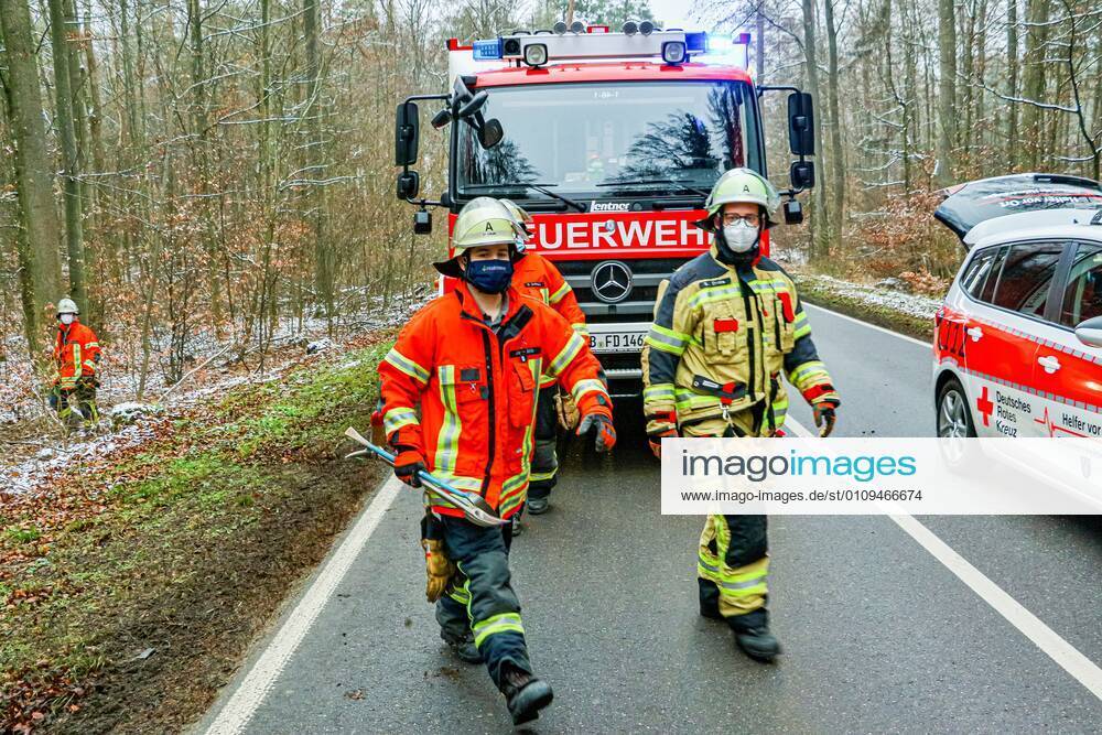 Tödlicher Unfall nach Kollision mit einem Baum auf der K1653 05.01.2021: In lebensbedrohlichem Zustand wurde am Dienstag eine 73-jährige Autofahrerin nach einem Verkehrsunfall auf der Kreisstraße 1653 zwischen Rutesheim und Heimerdingen vom Rettungsdienst in ein Krankenhaus gebracht, wo sie kurz darauf ihren schweren Verletzungen erlag. Sie war den polizeilichen Ermittlungen zufolge gegen 10:40 Uhr mit ihrem Audi in Richtung Heimerdingen unterwegs, in dem dortigen Waldstück aus noch ungeklärter Ursache nach rechts von der Fahrbahn abgekommen und gegen mehrere Bäume geprallt. Die 73-Jährige war in ihrem total beschädigten Wagen eingeklemmt und wurde von der Feuerwehr befreit. 26 Einsatzkräfte aus Ditzingen und Heimerdingen waren am Unfallort
