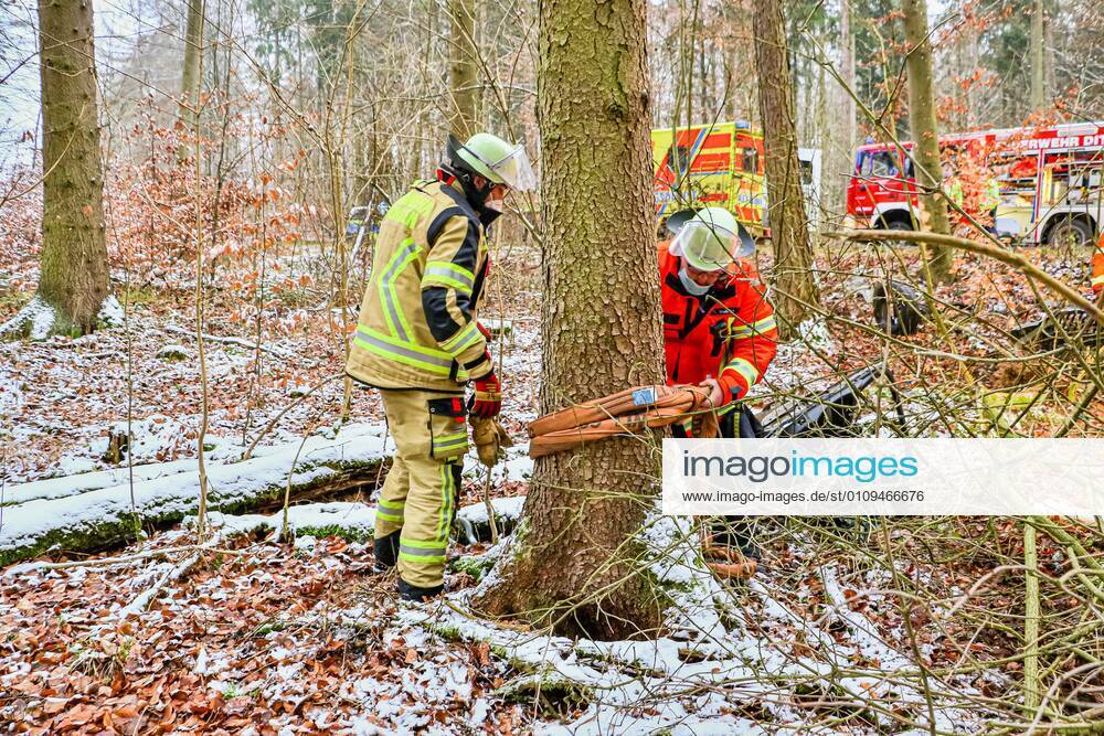 Tödlicher Unfall nach Kollision mit einem Baum auf der K1653 05.01.2021: In lebensbedrohlichem Zustand wurde am Dienstag eine 73-jährige Autofahrerin nach einem Verkehrsunfall auf der Kreisstraße 1653 zwischen Rutesheim und Heimerdingen vom Rettungsdienst in ein Krankenhaus gebracht, wo sie kurz darauf ihren schweren Verletzungen erlag. Sie war den polizeilichen Ermittlungen zufolge gegen 10:40 Uhr mit ihrem Audi in Richtung Heimerdingen unterwegs, in dem dortigen Waldstück aus noch ungeklärter Ursache nach rechts von der Fahrbahn abgekommen und gegen mehrere Bäume geprallt. Die 73-Jährige war in ihrem total beschädigten Wagen eingeklemmt und wurde von der Feuerwehr befreit. 26 Einsatzkräfte aus Ditzingen und Heimerdingen waren am Unfallort