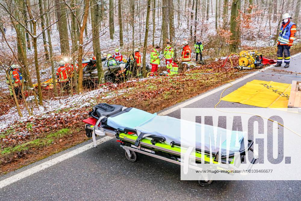 Tödlicher Unfall nach Kollision mit einem Baum auf der K1653 05.01.2021: In lebensbedrohlichem Zustand wurde am Dienstag eine 73-jährige Autofahrerin nach einem Verkehrsunfall auf der Kreisstraße 1653 zwischen Rutesheim und Heimerdingen vom Rettungsdienst in ein Krankenhaus gebracht, wo sie kurz darauf ihren schweren Verletzungen erlag. Sie war den polizeilichen Ermittlungen zufolge gegen 10:40 Uhr mit ihrem Audi in Richtung Heimerdingen unterwegs, in dem dortigen Waldstück aus noch ungeklärter Ursache nach rechts von der Fahrbahn abgekommen und gegen mehrere Bäume geprallt. Die 73-Jährige war in ihrem total beschädigten Wagen eingeklemmt und wurde von der Feuerwehr befreit. 26 Einsatzkräfte aus Ditzingen und Heimerdingen waren am Unfallort