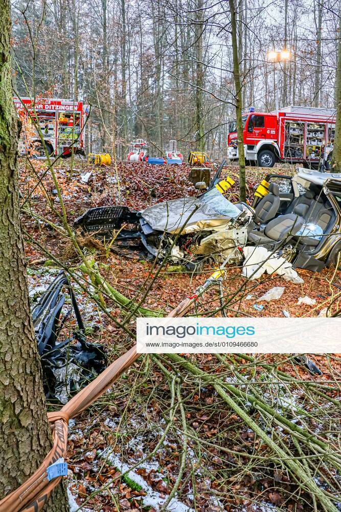 Tödlicher Unfall nach Kollision mit einem Baum auf der K1653 05.01.2021: In lebensbedrohlichem Zustand wurde am Dienstag eine 73-jährige Autofahrerin nach einem Verkehrsunfall auf der Kreisstraße 1653 zwischen Rutesheim und Heimerdingen vom Rettungsdienst in ein Krankenhaus gebracht, wo sie kurz darauf ihren schweren Verletzungen erlag. Sie war den polizeilichen Ermittlungen zufolge gegen 10:40 Uhr mit ihrem Audi in Richtung Heimerdingen unterwegs, in dem dortigen Waldstück aus noch ungeklärter Ursache nach rechts von der Fahrbahn abgekommen und gegen mehrere Bäume geprallt. Die 73-Jährige war in ihrem total beschädigten Wagen eingeklemmt und wurde von der Feuerwehr befreit. 26 Einsatzkräfte aus Ditzingen und Heimerdingen waren am Unfallort