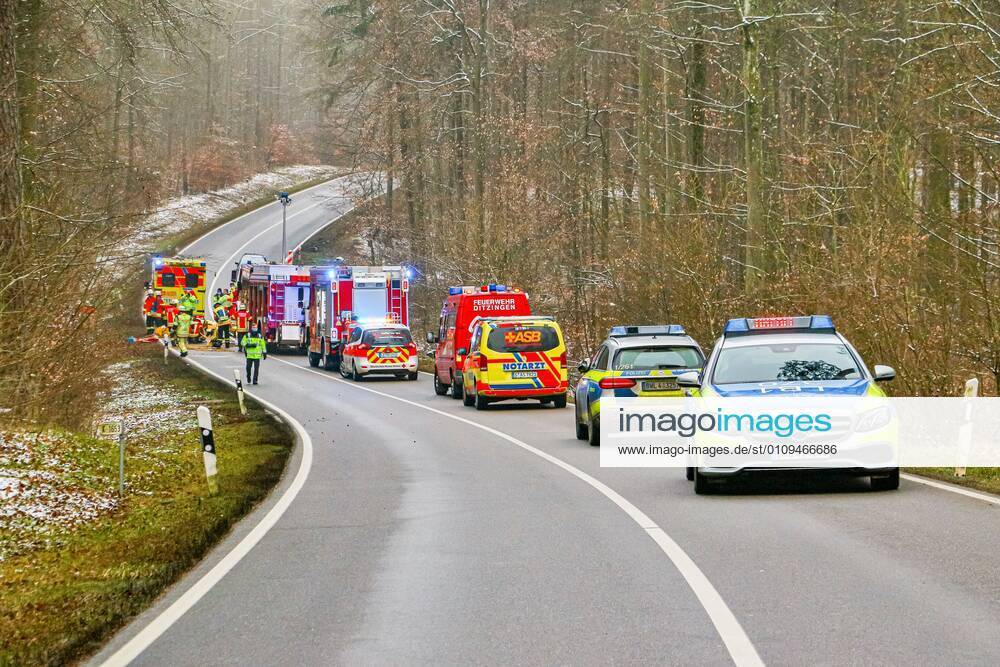 Tödlicher Unfall nach Kollision mit einem Baum auf der K1653 05.01.2021: In lebensbedrohlichem Zustand wurde am Dienstag eine 73-jährige Autofahrerin nach einem Verkehrsunfall auf der Kreisstraße 1653 zwischen Rutesheim und Heimerdingen vom Rettungsdienst in ein Krankenhaus gebracht, wo sie kurz darauf ihren schweren Verletzungen erlag. Sie war den polizeilichen Ermittlungen zufolge gegen 10:40 Uhr mit ihrem Audi in Richtung Heimerdingen unterwegs, in dem dortigen Waldstück aus noch ungeklärter Ursache nach rechts von der Fahrbahn abgekommen und gegen mehrere Bäume geprallt. Die 73-Jährige war in ihrem total beschädigten Wagen eingeklemmt und wurde von der Feuerwehr befreit. 26 Einsatzkräfte aus Ditzingen und Heimerdingen waren am Unfallort