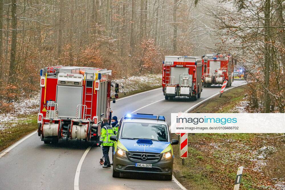 Tödlicher Unfall nach Kollision mit einem Baum auf der K1653 05.01.2021: In lebensbedrohlichem Zustand wurde am Dienstag eine 73-jährige Autofahrerin nach einem Verkehrsunfall auf der Kreisstraße 1653 zwischen Rutesheim und Heimerdingen vom Rettungsdienst in ein Krankenhaus gebracht, wo sie kurz darauf ihren schweren Verletzungen erlag. Sie war den polizeilichen Ermittlungen zufolge gegen 10:40 Uhr mit ihrem Audi in Richtung Heimerdingen unterwegs, in dem dortigen Waldstück aus noch ungeklärter Ursache nach rechts von der Fahrbahn abgekommen und gegen mehrere Bäume geprallt. Die 73-Jährige war in ihrem total beschädigten Wagen eingeklemmt und wurde von der Feuerwehr befreit. 26 Einsatzkräfte aus Ditzingen und Heimerdingen waren am Unfallort