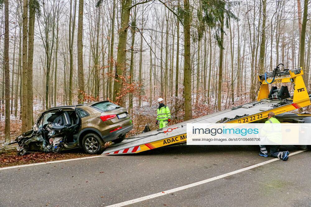 Tödlicher Unfall nach Kollision mit einem Baum auf der K1653 05.01.2021: In lebensbedrohlichem Zustand wurde am Dienstag eine 73-jährige Autofahrerin nach einem Verkehrsunfall auf der Kreisstraße 1653 zwischen Rutesheim und Heimerdingen vom Rettungsdienst in ein Krankenhaus gebracht, wo sie kurz darauf ihren schweren Verletzungen erlag. Sie war den polizeilichen Ermittlungen zufolge gegen 10:40 Uhr mit ihrem Audi in Richtung Heimerdingen unterwegs, in dem dortigen Waldstück aus noch ungeklärter Ursache nach rechts von der Fahrbahn abgekommen und gegen mehrere Bäume geprallt. Die 73-Jährige war in ihrem total beschädigten Wagen eingeklemmt und wurde von der Feuerwehr befreit. 26 Einsatzkräfte aus Ditzingen und Heimerdingen waren am Unfallort