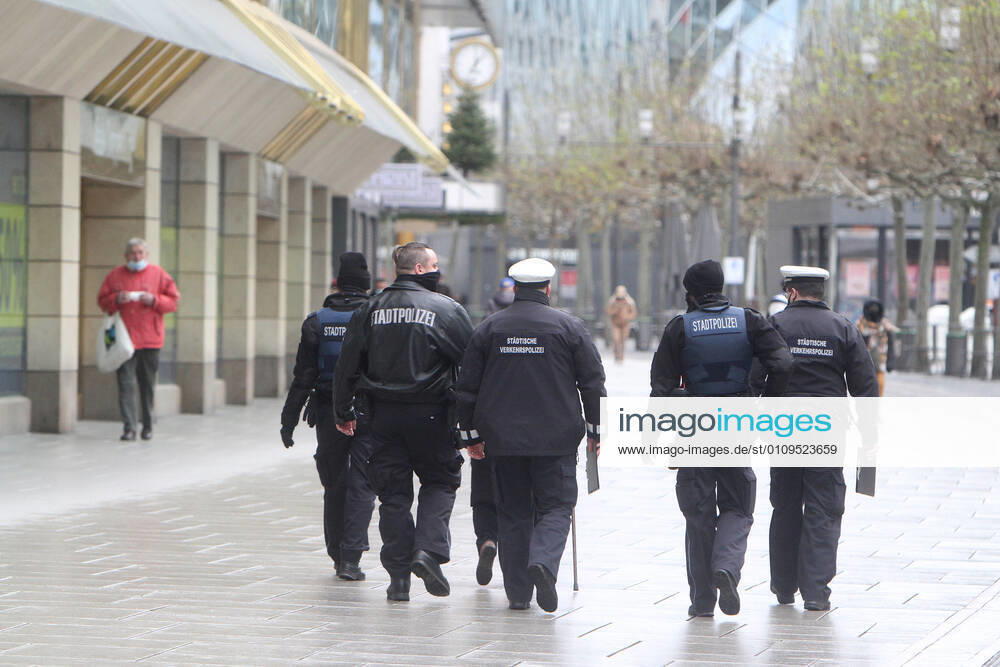 Eine Polizeistreife der Landespolizei Hessen kontrolliert anlässlich der Coronakrise die Einhaltung der Kontaktverbote sowie Mindestabstände während des Lockdowns in der weitgehend menschenleeren Fußgängerzone und Einkaufsstraße Zeil in der Innenstadt Frankfurt, Hessen, Deutschland