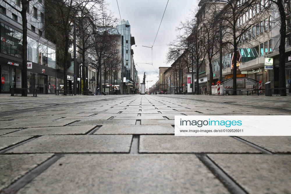 Die Einkaufsstraße und Fußgängerzone Planken in der Innenstadt von Mannheim ist wegen der geschlossenen Geschäfte und Kaufhäuser kaum von Passanten besucht, Baden Württemberg, Deutschland