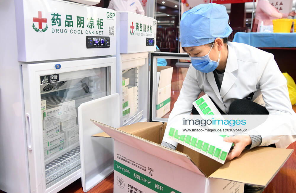 (210107) -- BEIJING, Jan. 7, 2021 -- A medical worker prepares for the COVID-19 vaccination at a temporary vaccination site in Haidian District of Beijing, capital of China, Jan. 6, 2021. ) CHINA-BEIJING-COVID-19-VACCINATION (CN) RenxChao