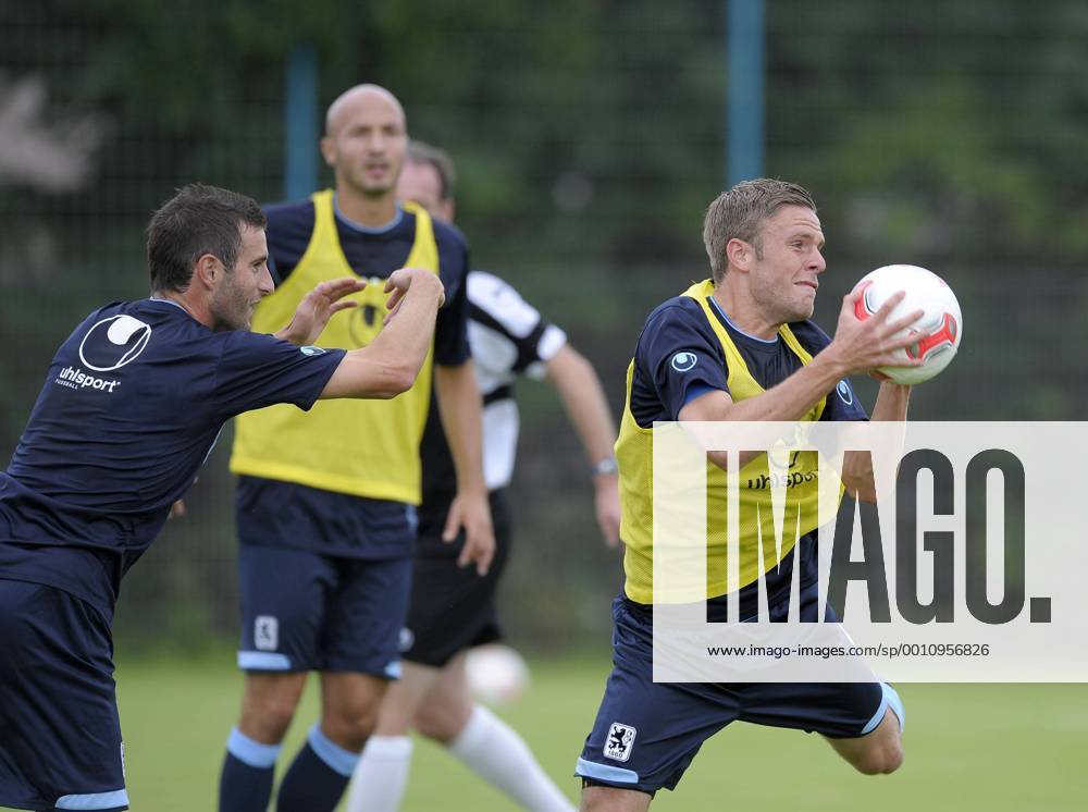 Fussball Bundesliga Saison 2012 13, Fototermin beim TSV 1860 München an der Grünwalder Strasse, Dominik Stahl (re, 1860)