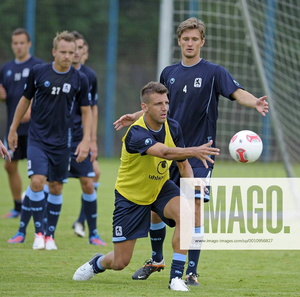 Fussball Bundesliga Saison 2012 13, Fototermin beim TSV 1860 München an der Grünwalder Strasse, v.l. Guillermo Vallori (1860) gegen Kai Bülow (1860).