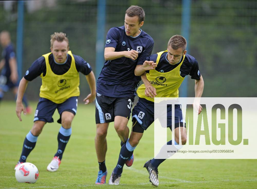 Fussball Bundesliga Saison 2012 13, Fototermin beim TSV 1860 München an der Grünwalder Strasse, v.l. Arne Feick (1860), Manuel Bühler (1860) und Liridon Vocaj (1860) im Duell um den Ball.