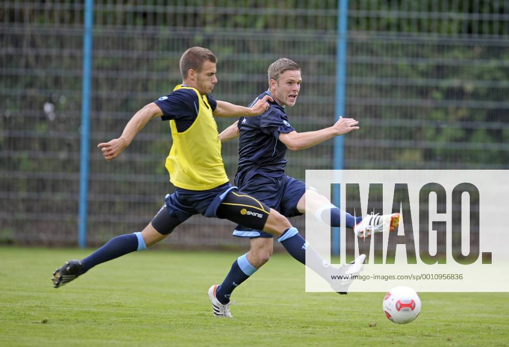 Fussball Bundesliga Saison 2012 13, Fototermin beim TSV 1860 München an der Grünwalder Strasse, v.l. Liridon Vocaj (1860) gegen Dominik Stahl (1860)