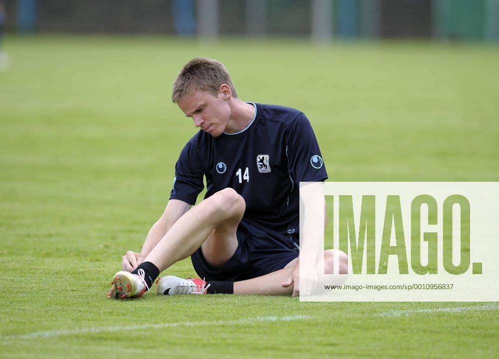 Fussball Bundesliga Saison 2012 13, Fototermin beim TSV 1860 München an der Grünwalder Strasse, Marin Tomasov (1860) mit Schmerzen.