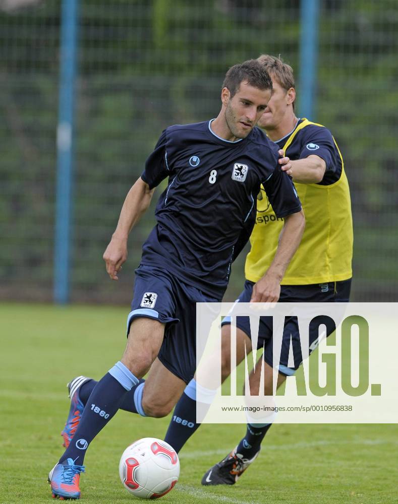 Fussball Bundesliga Saison 2012 13, Fototermin beim TSV 1860 München an der Grünwalder Strasse, Kai Bülow (re, 1860) versucht Maximilian Nicu (1860) zurückzuhalten