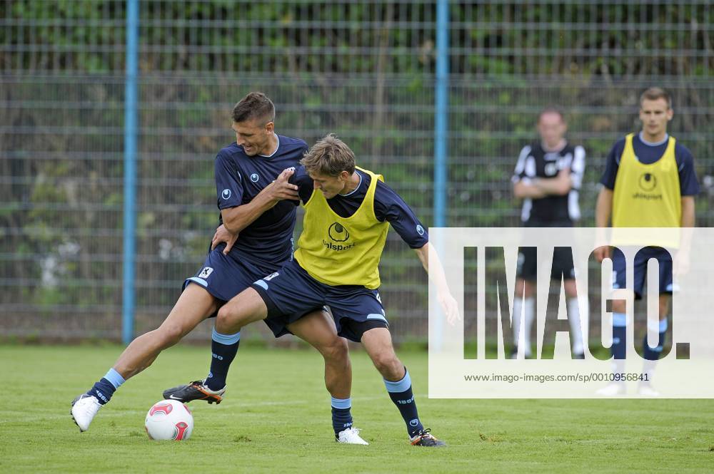 Fussball Bundesliga Saison 2012 13, Fototermin beim TSV 1860 München an der Grünwalder Strasse, v.l. Guillermo Vallori (1860) gegen Kai Bülow (1860)