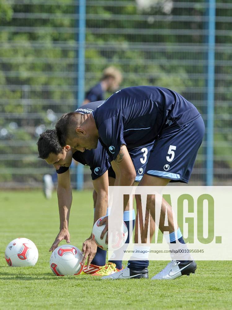 Fussball Bundesliga Saison 2012 13, Fototermin beim TSV 1860 München an der Grünwalder Strasse, v.l. Grzegorz Wojtkowiak (1860 München) und Guillermo Vallori (1860)