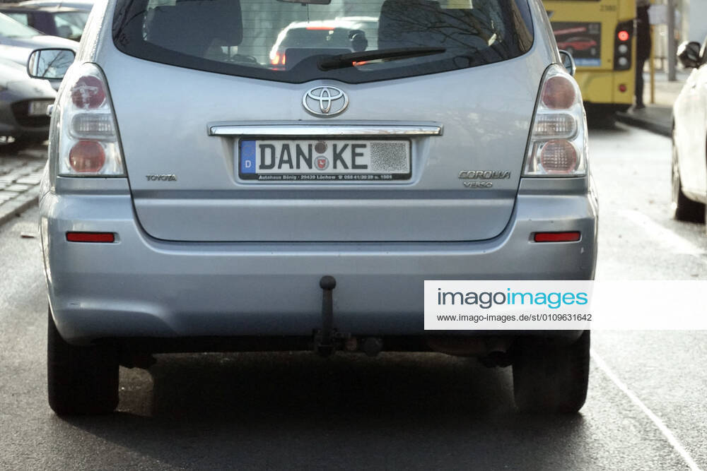 Berlin, GER - Autokennzeichen Danke. (Anschnitt, aussen, Aussenaufnahme, Auto, Automobil, Autonummmer, Berlin, Buchstaben, Danke, Detail, Detailaufnahme, deutsch, Deutschland, Europa, europaisch, Humor, Identifikation, identifizieren, Kennzeichen, KFZ, KFZ-Kennzeichen, Lizenz, lustig, Nummernschild, PKW, QF, Querformat, Schild, Schriftzeichen, Schriftzug, skurril, Skurriles, Stilleben, Stillleben, Strasse, Strassenszene, Strassenverkehr, Verkehr, Westeuropa, Witz, witzig, Zulassung) 201221D103BERLIN