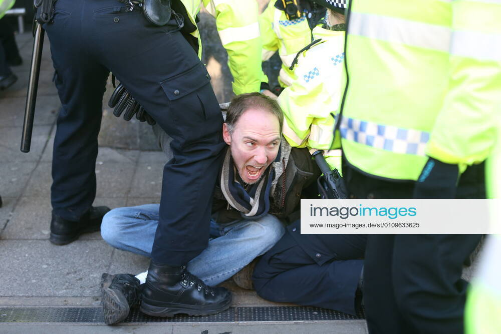 . 09 01 2021. London, United Kingdom. Anti Lockdown Protest. Anti lockdown protest at Clapham Common, London. xMartynxWheatleyx xi-Imagesx IIM-21973-0003