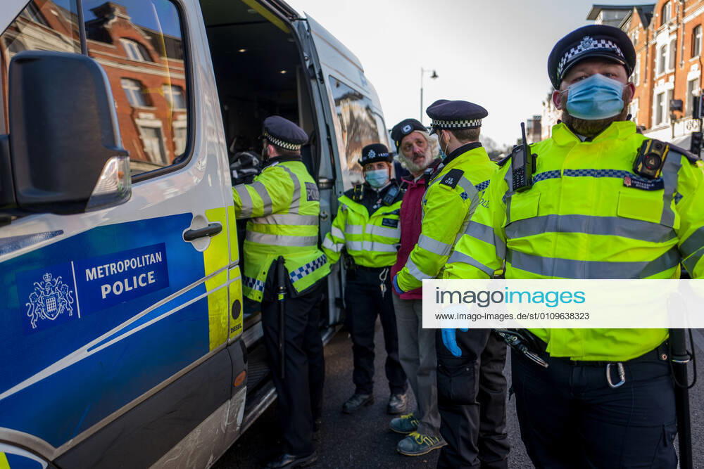 Man was arrested and taken to a police van in Clapham Common London UK - ZUMAg173 20210109_zap_g173_004