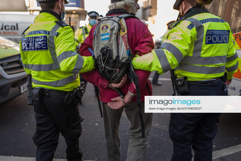 Man was arrested and taken to a police van in Clapham Common London UK - ZUMAg173 20210109_zap_g173_008