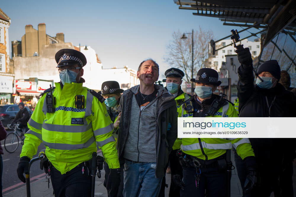 Man was arrested and taken to a police van in Clapham Common London UK - ZUMAg173 20210109_zap_g173_010