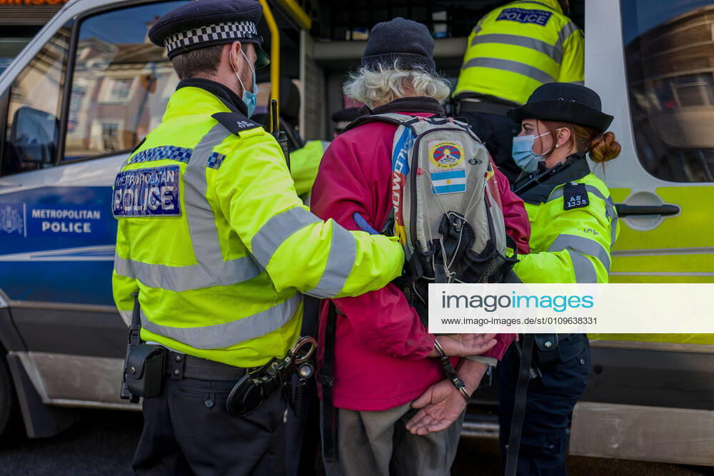 Man was arrested and taken to a police van in Clapham Common London UK - ZUMAg173 20210109_zap_g173_012