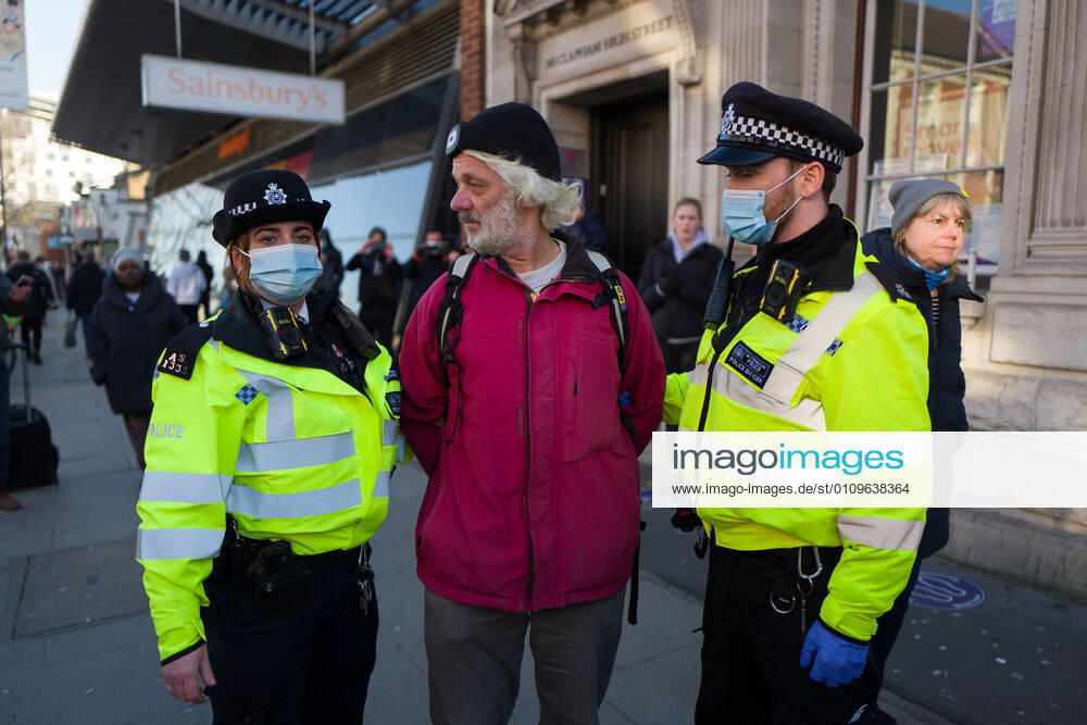 Man was arrested and taken to a police van in Clapham Common London UK - ZUMAg173 20210109_zap_g173_022