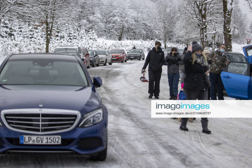 WINTERBERG , SAUERLAND , Winter , Schnee , Winterberg bereitet sich auf den nächsten Ansturm der Menschen am Wochenende vor. Sperrschilder an den Eingängen zu den Skigebieten. Am Samstag viel weniger Menschen im Ort als noch vor Wochenfrist.