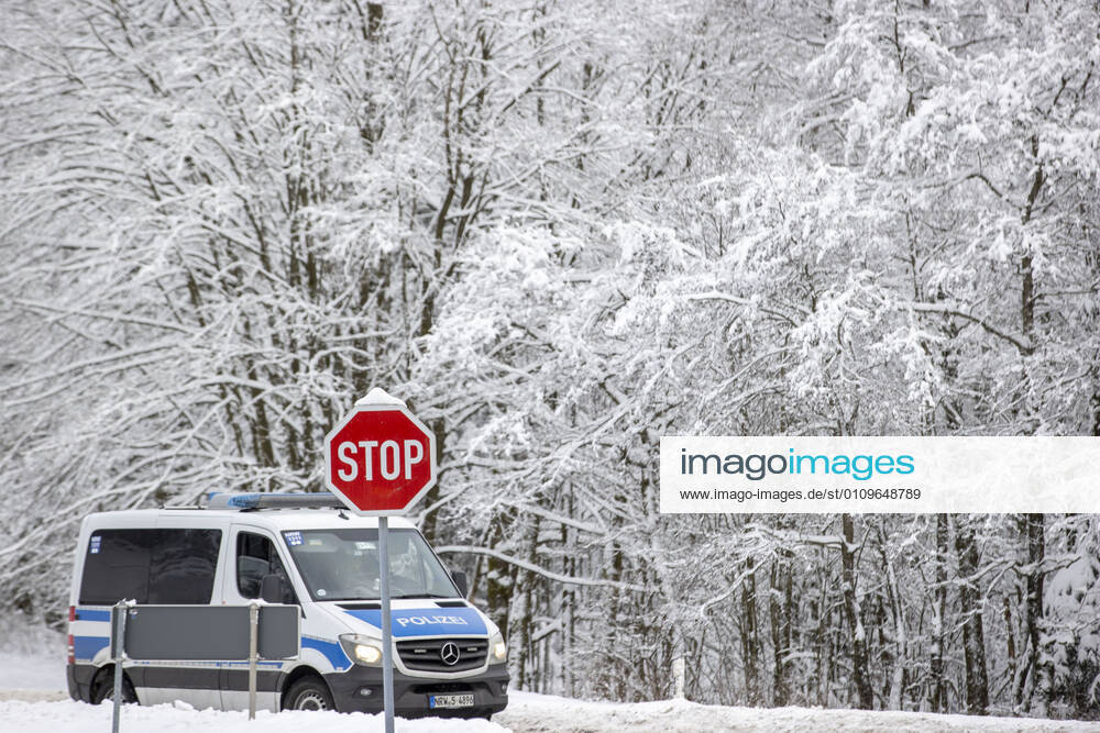 WINTERBERG , SAUERLAND , Winter , Schnee , Winterberg bereitet sich auf den nächsten Ansturm der Menschen am Wochenende vor. Sperrschilder an den Eingängen zu den Skigebieten. Am Samstag viel weniger Menschen im Ort als noch vor Wochenfrist.