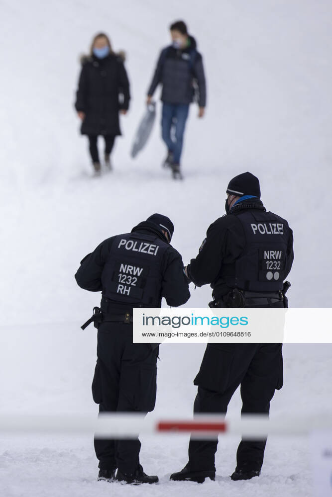 WINTERBERG , SAUERLAND , Winter , Schnee , Winterberg bereitet sich auf den nächsten Ansturm der Menschen am Wochenende vor. Sperrschilder an den Eingängen zu den Skigebieten. Am Samstag viel weniger Menschen im Ort als noch vor Wochenfrist. Einige wenige Menschen betreten die abgesperrten Skipisten trotz der Verbote , sie müssen mit Bussgeldern rechnen. Polizei und Ordnungsamt nehmen die Personalien auf.