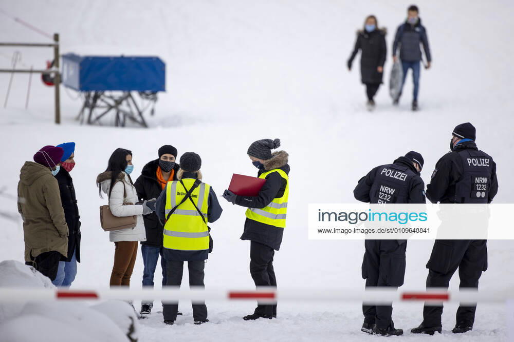 WINTERBERG , SAUERLAND , Winter , Schnee , Winterberg bereitet sich auf den nächsten Ansturm der Menschen am Wochenende vor. Sperrschilder an den Eingängen zu den Skigebieten. Am Samstag viel weniger Menschen im Ort als noch vor Wochenfrist.