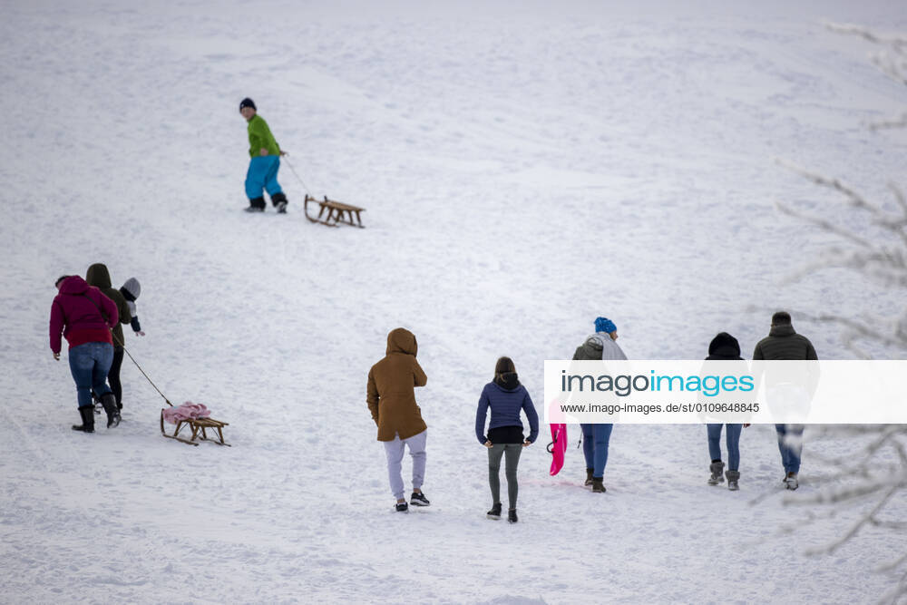 WINTERBERG , SAUERLAND , Winter , Schnee , Winterberg bereitet sich auf den nächsten Ansturm der Menschen am Wochenende vor. Sperrschilder an den Eingängen zu den Skigebieten. Am Samstag viel weniger Menschen im Ort als noch vor Wochenfrist.