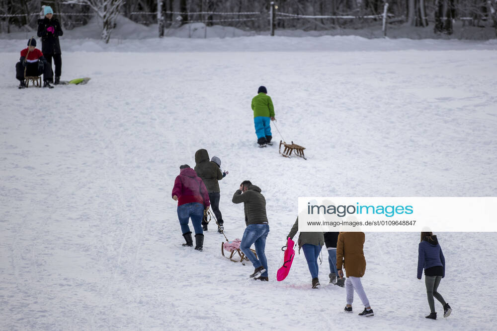 WINTERBERG , SAUERLAND , Winter , Schnee , Winterberg bereitet sich auf den nächsten Ansturm der Menschen am Wochenende vor. Sperrschilder an den Eingängen zu den Skigebieten. Am Samstag viel weniger Menschen im Ort als noch vor Wochenfrist.