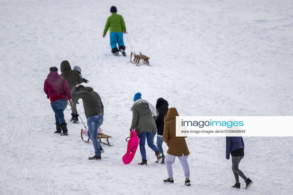 WINTERBERG , SAUERLAND , Winter , Schnee , Winterberg bereitet sich auf den nächsten Ansturm der Menschen am Wochenende vor. Sperrschilder an den Eingängen zu den Skigebieten. Am Samstag viel weniger Menschen im Ort als noch vor Wochenfrist.