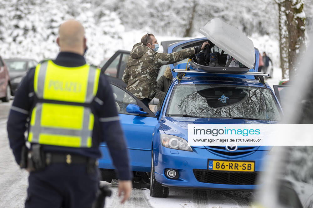 WINTERBERG , SAUERLAND , Winter , Schnee , Winterberg bereitet sich auf den nächsten Ansturm der Menschen am Wochenende vor. Sperrschilder an den Eingängen zu den Skigebieten. Am Samstag viel weniger Menschen im Ort als noch vor Wochenfrist.