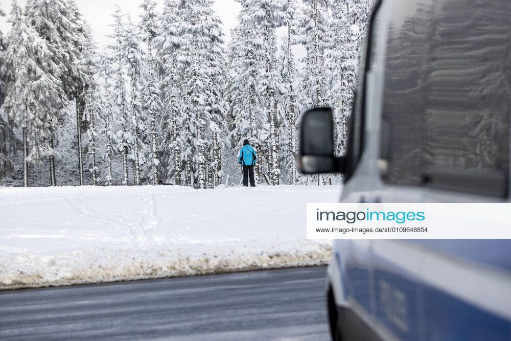 WINTERBERG , SAUERLAND , Winter , Schnee , Winterberg bereitet sich auf den nächsten Ansturm der Menschen am Wochenende vor. Sperrschilder an den Eingängen zu den Skigebieten. Am Samstag viel weniger Menschen im Ort als noch vor Wochenfrist.