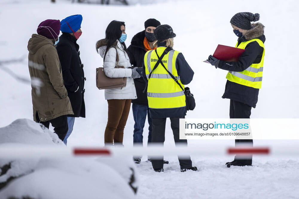 WINTERBERG , SAUERLAND , Winter , Schnee , Winterberg bereitet sich auf den nächsten Ansturm der Menschen am Wochenende vor. Sperrschilder an den Eingängen zu den Skigebieten. Am Samstag viel weniger Menschen im Ort als noch vor Wochenfrist.