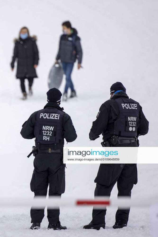 WINTERBERG , SAUERLAND , Winter , Schnee , Winterberg bereitet sich auf den nächsten Ansturm der Menschen am Wochenende vor. Sperrschilder an den Eingängen zu den Skigebieten. Am Samstag viel weniger Menschen im Ort als noch vor Wochenfrist.