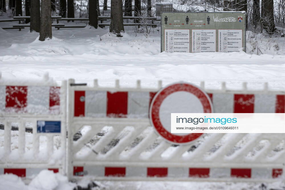 WINTERBERG , SAUERLAND , Winter , Schnee , Winterberg bereitet sich auf den nächsten Ansturm der Menschen am Wochenende vor. Sperrschilder an den Eingängen zu den Skigebieten.