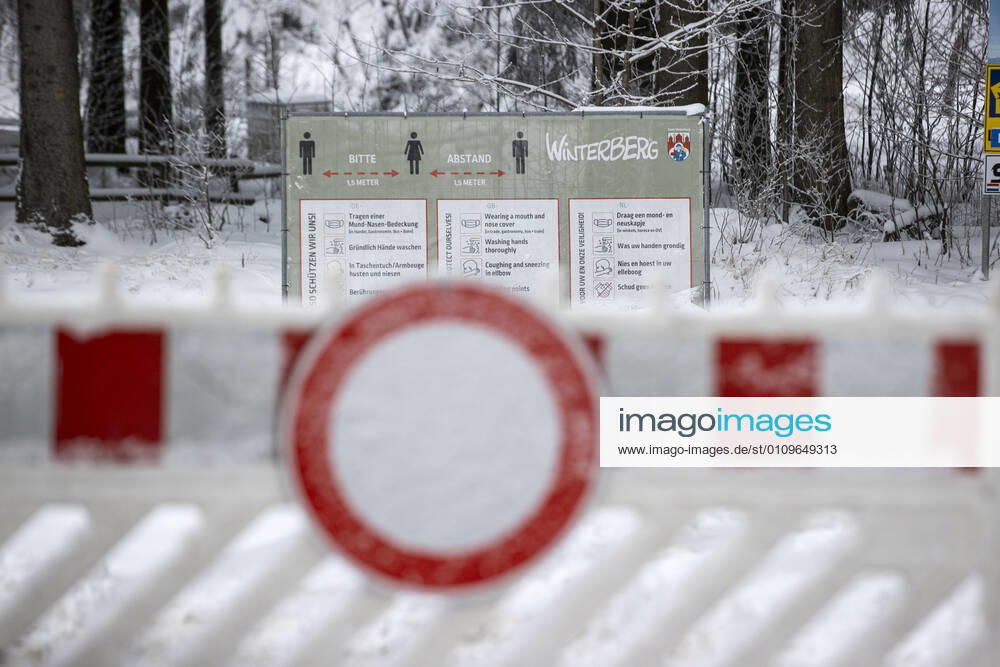 WINTERBERG , SAUERLAND , Winter , Schnee , Winterberg bereitet sich auf den nächsten Ansturm der Menschen am Wochenende vor. Sperrschilder an den Eingängen zu den Skigebieten.