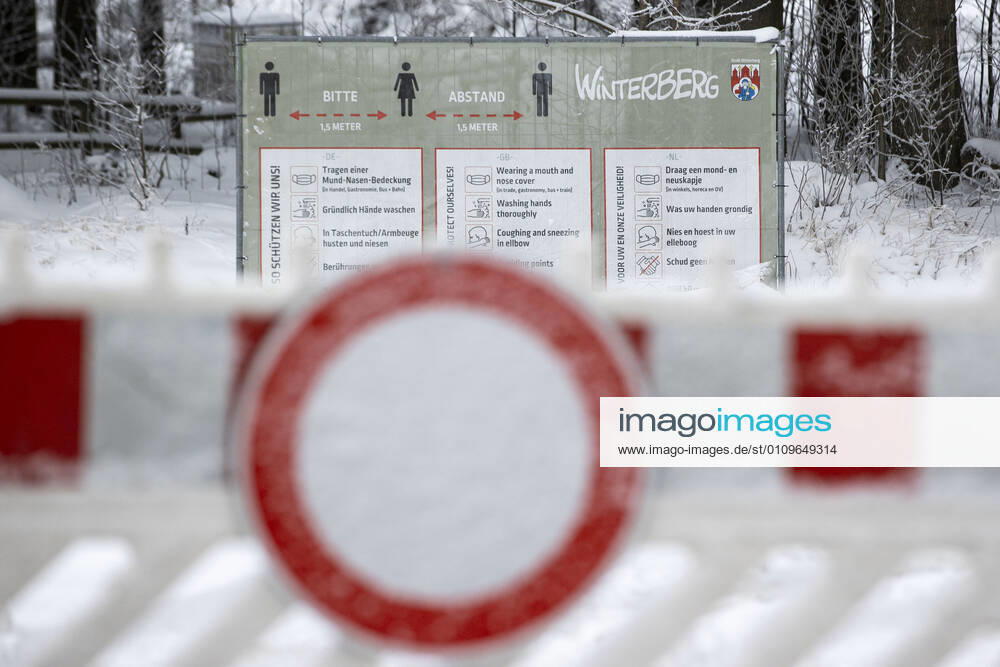 WINTERBERG , SAUERLAND , Winter , Schnee , Winterberg bereitet sich auf den nächsten Ansturm der Menschen am Wochenende vor. Sperrschilder an den Eingängen zu den Skigebieten.