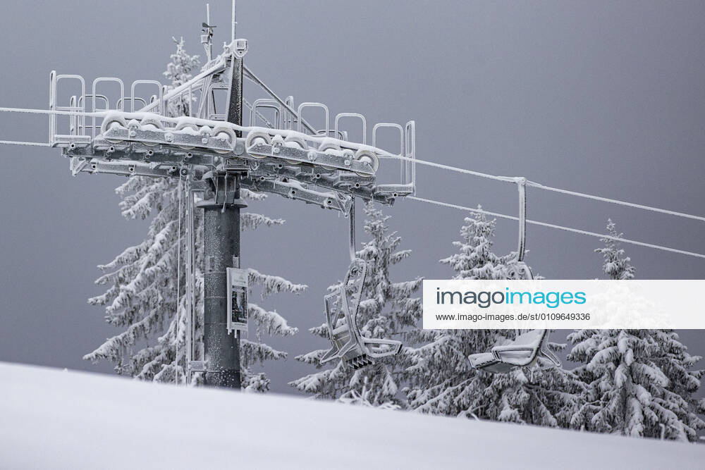 WINTERBERG , SAUERLAND , Winter , Schnee , Winterberg bereitet sich auf den nächsten Ansturm der Menschen am Wochenende vor. Skilifte nicht in Betrieb.