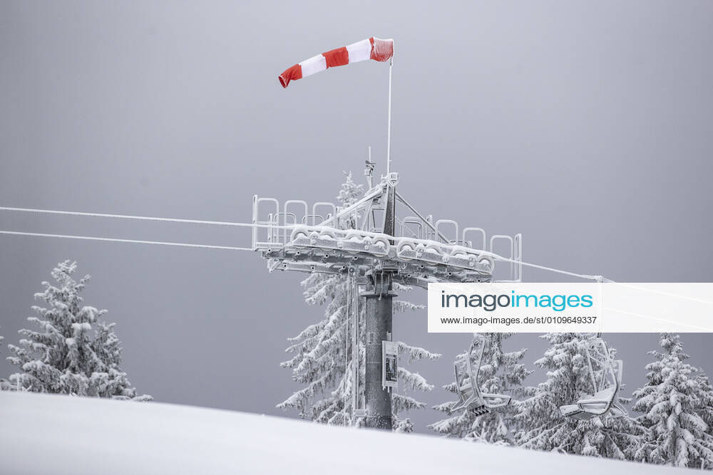 WINTERBERG , SAUERLAND , Winter , Schnee , Winterberg bereitet sich auf den nächsten Ansturm der Menschen am Wochenende vor. Skilifte nicht in Betrieb.